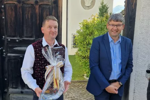 Železnikarski župan Marko Gasser z voščeno svečo in Soričan Matjaž Čemažar, sicer direktor Domela