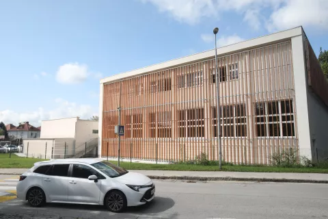 Učencem Osnovne &scaron;ole Staneta Žagarja v Kranju je med poukom v mansardnih učilnicah v novem prizidku vroče. / Foto: Gorazd Kavčič