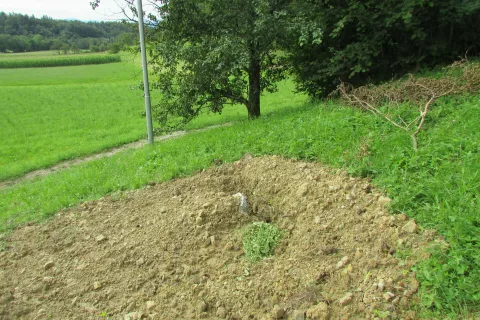 Zakopano spominsko znamenje je pokukalo na plan po obilnem deževju v začetku avgusta. / Foto: ZB NOB Kranj