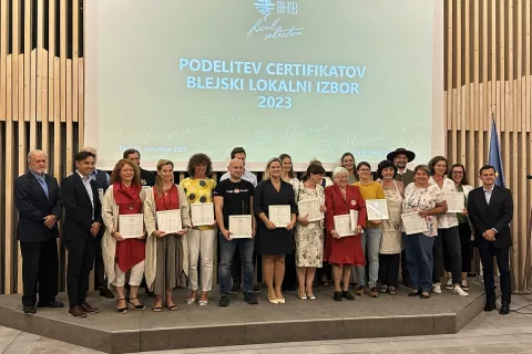 Leto&scaron;nji prejemniki certifikata Blejski lokalni izbor / Foto: Ma&scaron;a Likosar