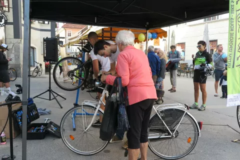 Poleg malice so za kolesarje pripravili tudi pregled in servis koles. / Foto: Vilma Stanovnik