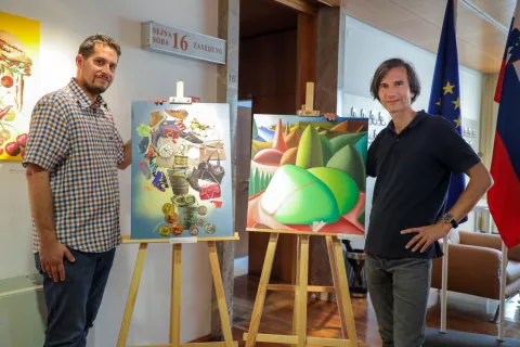 Iluzija Drobcev razstava akademska slikarja mag Nikolaj Vogla in Marko Lukan galerija MO medobčinsko društvo gluhih in naglušnih Kranj na fotografiji z leve Marko Lukan in mag Nikolaj Vogla / Foto: Tina Dokl