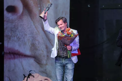 predstava Zadnji Hamlet v koprodukciji z Zavodom Bunker in podelitev nagrada Julija za najboljšo igralsko stvaritev v sezoni 2022 2023 Prešernovo gledališče Kranj na fotografiji dobitnik nagrade igralec Aljoša Ternovšek za vlogo Petra v predstavi Deževni dan v Gurlitschu / Foto: Tina Dokl