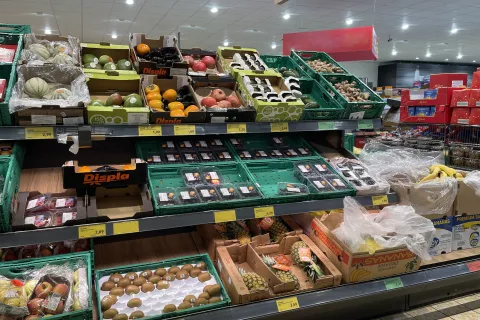 Vrednost ko&scaron;arice živil se je spustila na novo najnižjo raven. Fotografija je simbolična. / Foto: Gorazd Kavčič