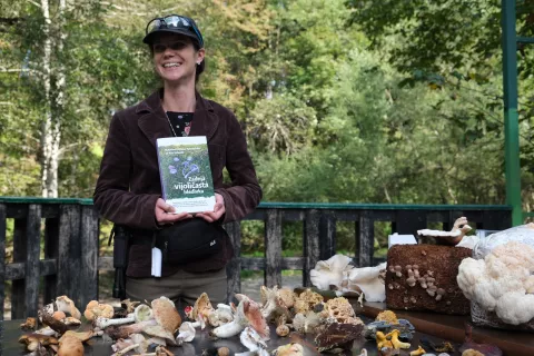 Poznavalka gob Katarina Grabnar Apostolides s knjigo Zadnja vijoličasta bledivka, ki jo je napisala skupaj s pisateljico Ano Schnabl / Foto: Maša Likosar