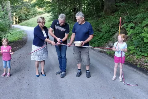 Ob uradnem odprtju ceste so trak slovesno prerezali (na fotografiji od leve proti desni): predsednica KS Gorenja vas Mirjana Možina, župan Milan Čadež in domačin Franc Zorič. / Foto: arhiv občine