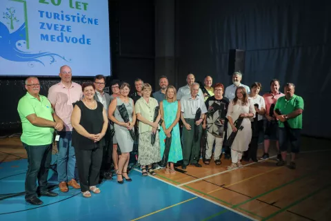 Predsednica TZ Medvode Vanja Ločni&scaron;kar je dvajsetim prejemnikom izročila zahvale v obliki pohodni&scaron;kih palic. / Foto: Tina Dokl