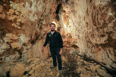 Tadej Kovačič, predsednik Jamarskega društva Simon Zima Gorje, v Snežni jami / Foto: Tina Dokl