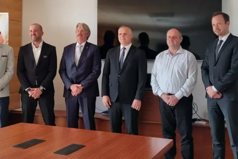 Minister Bojan Kumer s predstavniki izbranih podjetij ob podpisu pogodbe / Foto: Ministrstvo za okolje, podnebje in energijo