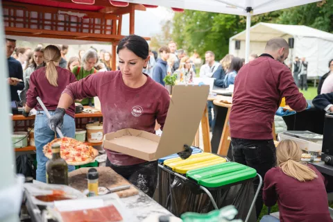 Ves dan se jpred stojnico, na kateri so pripravljali pice in burgerje brez glutena, vila dolga vrsta lačnih ust. / Foto: Nik Bertoncelj