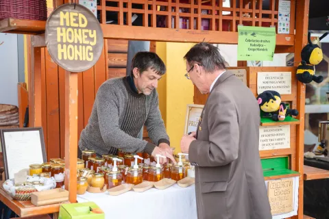 Ponudnikov na stojnicah je bilo letos, verjetno zaradi slabega vremena, nekaj manj kot prej&scaron;nja leta, a so tisti, ki so se na prireditvi predstavili, obiskovalcem z veseljem razložili vse, kar jih je zanimalo o medu in čebelarjenju. / Foto: Nik Bertoncelj