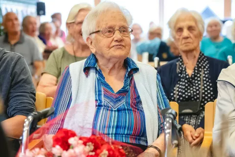 Slavljenki so v Domu sv. Martina ob prazniku pripravili slovesnost, na kateri so se ji pridružili sostanovalci in družina, voščil pa ji je tudi župan Bohinja Jože Sodja. / Foto: Nik Bertoncelj