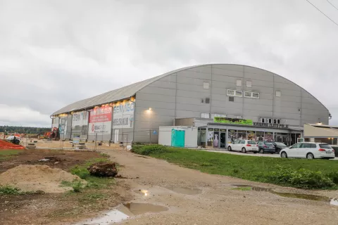 Mestna občina Kranj za najem ledne dvorane na Zlatem polju letno plačuje 103 tisoč evrov, odkupila jo bo za 450 tisoč evrov. / Foto: Tina Dokl