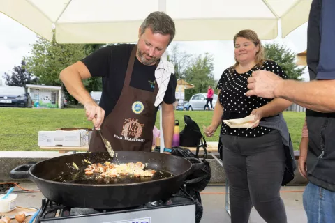 Jure Galičič je pripravljal kranjsko klobaso z umešanimi jajci in hot-dog s kranjsko klobaso in kislim zeljem. / Foto: Peter Košenina