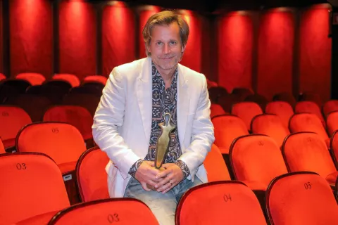 predstava Zadnji Hamlet v koprodukciji z Zavodom Bunker in podelitev nagrada Julija za najboljšo igralsko stvaritev v sezoni 2022 2023 Prešernovo gledališče Kranj na fotografiji dobitnik nagrade igralec Aljoša Ternovšek za vlogo Petra v predstavi Deževni dan v Gurlitschu / Foto: Tina Dokl