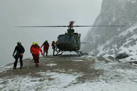 Bovec.<br>V danasnji nesreci na Mali Mojstrovki, v kateri je plaz odnesel sedem slovenskih planincev, sta bila tezje poskodovana planinca.<br>Resevalna akcija na Mali Mojstrovki.<br>Foto: Gorska resevalna zveza Slovenije / Foto: Gorska Reševalna Zveza Slovenije
