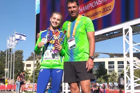 Brina Likar s trenerjem Blažem Čadežem po osvojitvi srebrne medalje na evropskem prvenstvu do 18 let. / Foto: Osebni Arhiv