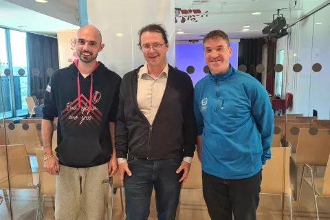 Uporabnik CUDV Radovljica Dalibor Dedić, državni sekretar na ministrstvu za solidarno prihodnost Luka Omladič in Tadej Kramberger, uporabnik CUDV Radovljica / Foto: Marjana Ahačič