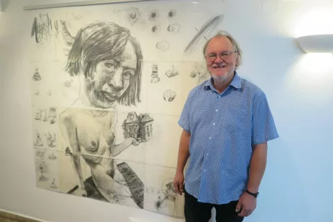 Mojster risbe Milan Erič, letošnji nagrajenec ZDSLU za življenjsko delo, nas v njegovo ustvarjalno vesolje popelje v Galeriji Kranjske hiše. / Foto: Igor Kavčič