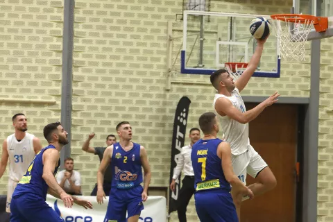 Ko&scaron;arkarji ECE Triglav (v svetlej&scaron;ih dresih) so sezono začeli z zmago proti Gorenjski gradbeni družbi &Scaron;enčur. / Foto: Gorazd Kavčič