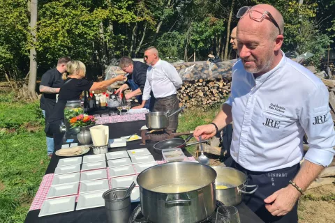 Kuharski mojstri iz restavracij, vključeni v Okuse Radol'ce, bodo letos jedi postregli tudi ob njivah svojih dobaviteljev. Na fotografiji je Uroš Štefelin na kmetiji Vegerila na obrobju Hraš. / Foto: Marjana Ahačič