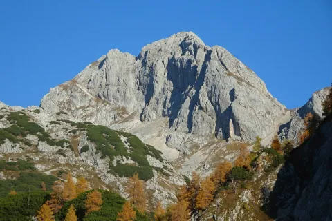 Škednjovec, drzna špička sredi fužinarskih gora. / Foto: Jelena Justin