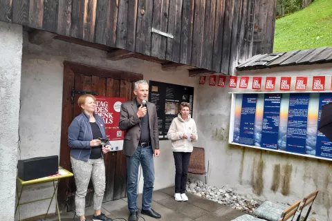 O pomenu Dneva spomenika in o zgodovini Hiše ob cesti in kraja Brodi sta pripovedovali sestri Renata in Petra, rojeni Kohlenprath, in vodja koroškega urada za spomeniško varstvo Gorazd Živkovič. / Foto: Jože Košnjek