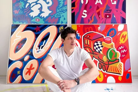 Tadej Oblak v svojem studiu; v ozadju so dela, ki so bila narejena za zmagovalce Youtube Works Award 2023. / Foto: Osebni Arhiv