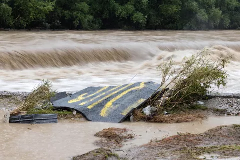 izredne razmere Gorenjska 5.8.2023 Medvode Avtobusne postaje v smeri Sore pri jezu v Goričanah ni več. Njena asfaltna prevleka je obstala nekaj deset metrov proč. / Foto: Peter Košenina