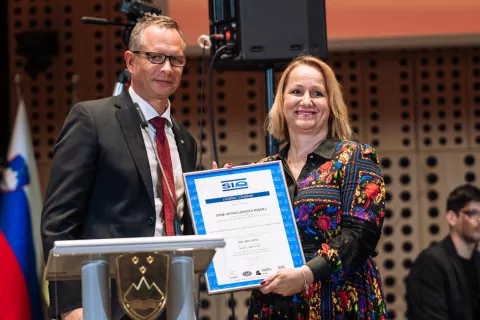 Direktor SIQ Ljubljana Gregor Schoss je na slovesnosti direktorici Nadji Gantar podelil tudi Certifikat za sistem vodenja Doma upokojencev Kranj. / Foto: Primož Pičulin