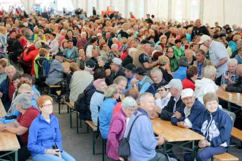 Srečanja se je udeležilo približno 1500 upokojencev iz gorenjskih dru&scaron;tev. / Foto: Tina Dokl