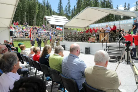 Na zaključni prireditvi ob 36. spominskem pohodu veteranskih organizacij na Triglav je zbrane nagovoril prvi predsednik samostojne Slovenije Milan Kučan. / Foto: Tina Dokl