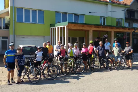 Udeleženci kolesarjenja in gostitelja pred gostiščem Miročki raj / Foto: Slavko Zupanc