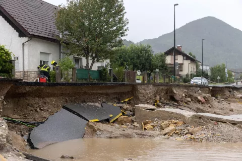 Narasla Sora je pri jezu v Goričanah izpodjedla cesto z avtobusnim postajali&scaron;čem. Promet poteka izmenično enosmerno. Projektanti so že pripravili projekt za sanacijo, ki je načrtovana &scaron;e v letu 2023. / Foto: Peter Ko&scaron;enina