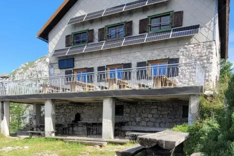 Planinski dom na Kališču stoji na razglednem grebenu južno od Bašeljskega vrha. Je izjemno priljubljena točka planincev in gornikov ter eno od izhodišč za obisk Storžiča. / Foto: Klavdija Stroj