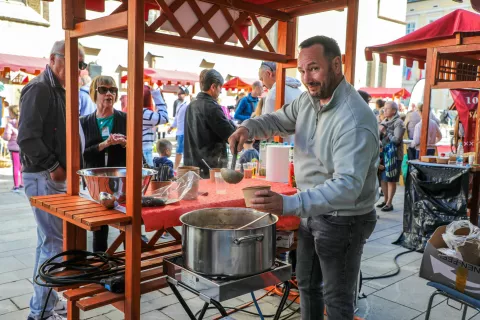 Tudi na stojnici Krajevne skupnosti Planina so poskrbeli za prazne želodce. / Foto: Tina Dokl