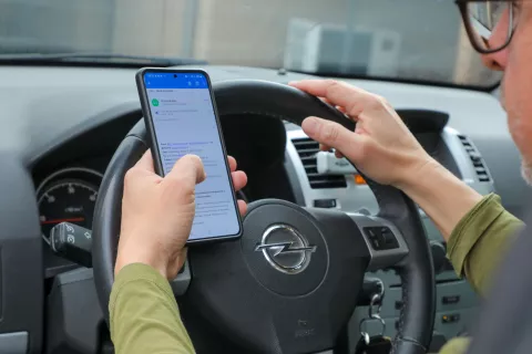 telefon med vožnjo avtomobila / Foto: Tina Dokl