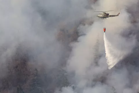 požar v naravo Potoška gora vas Potoče občina Preddvor gašenje helikopter gasilci težko dostopen gozd vas Možjanca suho obdobje brez padavin / Foto: Gorazd Kavčič