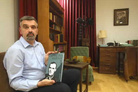 Literarni večer Vladimir Pavšič Matej Bor knjižnica Radovljica / Foto: Gorazd Kavčič