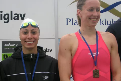Tjaša Pintar (levo) in Janja Šegl sta se predstavili tudi na plavalnem mitingu v Radovljici. / Foto: Matjaž Klemenc