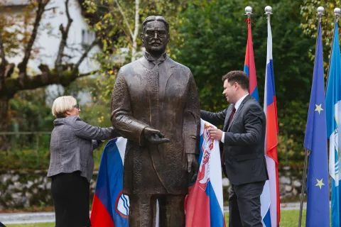 Lea Ferjan in Goran Marković sta v Mali Zaki odkrila obnovljeni kip dr. Mihajlu Pupinu. / Foto: Boris Pretnar