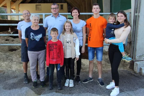 Kokaljeva družina: gospodar Andrej in žena Sonja, njunih pet otrok (od leve proti desni) Andraž, Matic, Lea, Žiga in Eva, ter Andrejeva starša – mama Veronika in ata Franci. / Foto: Cveto Zaplotnik