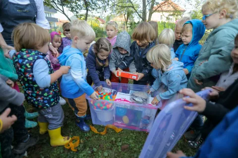 V obeh vrtcih so se otroci razveselili novih igrač ... / Foto: Tina Dokl