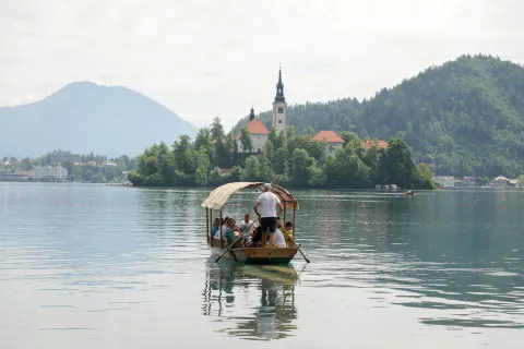 Na Bledu si prizadevajo, da bi na Blejskem otoku lahko pristajali le &scaron;e pletne, najeti čolni in čolni, ki oskrbujejo otok. / Foto: Tina Dokl