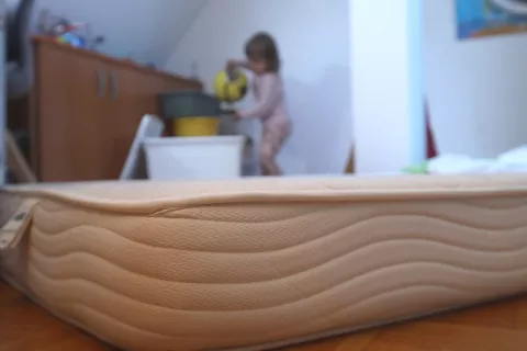 vzmetnica jogi invazija stenice otroška soba spalnica počitek oblazinjeno pohištvo / Foto: Gorazd Kavčič