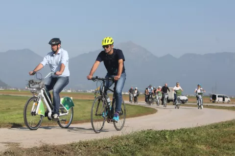 kolesarsko srečanje župan Tine Radinja Škofja Loka in Matjaž Rakovec Kranj Sorško polje kolesarska povezava Škofja Loka - Virmaše - Kranj kolesarska infrastruktura kolesarjenje pot / Foto: Gorazd Kavčič