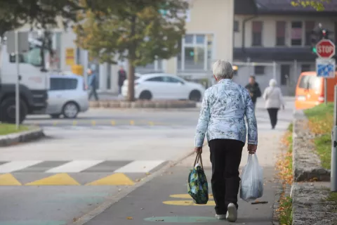 pločnik prehod za pešce pešci varnost v prometu kolesarji prehod čez cesto Škofja Loka / Foto: Gorazd Kavčič
