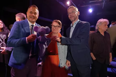 Od leve: minister za Slovence v zamejstvu in po svetu Matej Arčon, vodja Slovenske študijske knjižnice v Celovcu Dragana Laketič in poslovodja Slovenske prosvetne zveze Mitja Rovšek na odprtju novega kulturnega središča v Celovcu. / Foto: Jože Košnjek