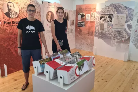 Barbara Kalan in Anja Po&scaron;trak, avtorici razstave