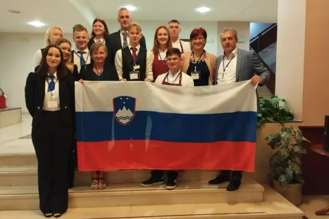 Dijaki in mentorji Srednje gostinske in turistične &scaron;ole Radovljica. Na tekmovanju v Ohridu v Severni Makedoniji jih je spremljal tudi ravnatelj Ivan Damjan Ma&scaron;ič. / Foto: arhiv SGT&Scaron;